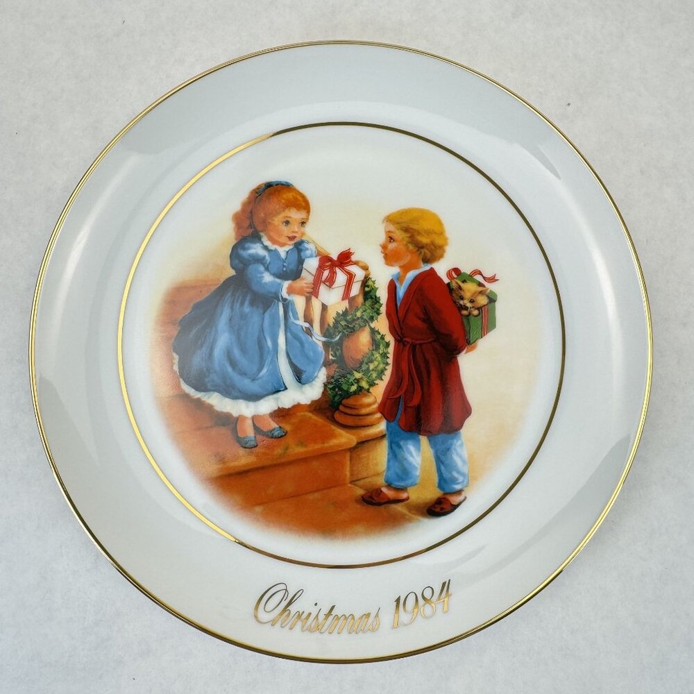 Avon Christmas Memories 1984 Porcelain Plate "Celebrating The Joy Of Giving" 9"